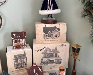 Dept 56 Dickens Village ceramic light up house with box all retired