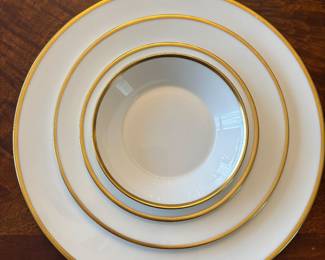 17 Dinner plates, 17 salad plates, 9 berry bowls, 15 cups, 15 saucers, 15 Bread butter plates/dessert plates, Oval bowl, Oval platter
