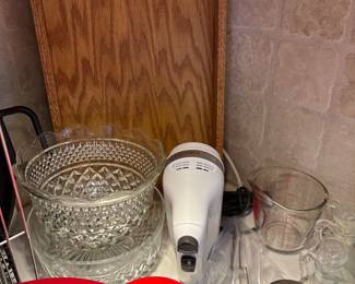 Kitcgen aid hand mixer and tray