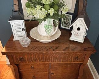 Dry sink excellent condition and decorative accessories