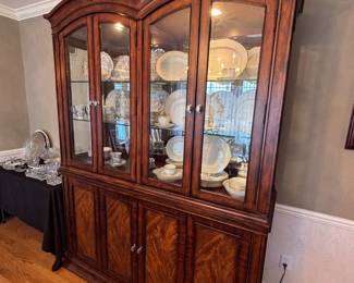 Lighted cabinet, glass shelves and in cabinet lighted
