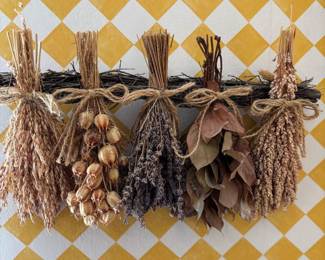Dried floral wall decor