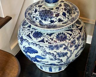 Chinoiserie large urn with cover