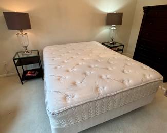 Queen mattress and box springs Sealy Posturepedic organic