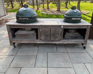 Wooden unit with two green eggs