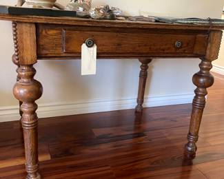 Gorgeous table - turned legs - charming!