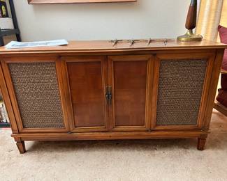 Silvertone Mahogany Model 3088B Console