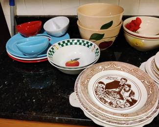 vintage dishes, pie plates, Hull pottery