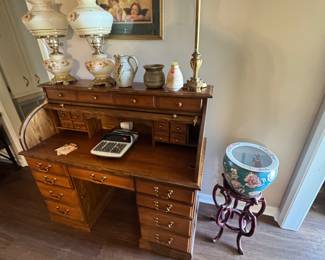 Roll top desk, decorative pot/stand, decorative vintage lamps 