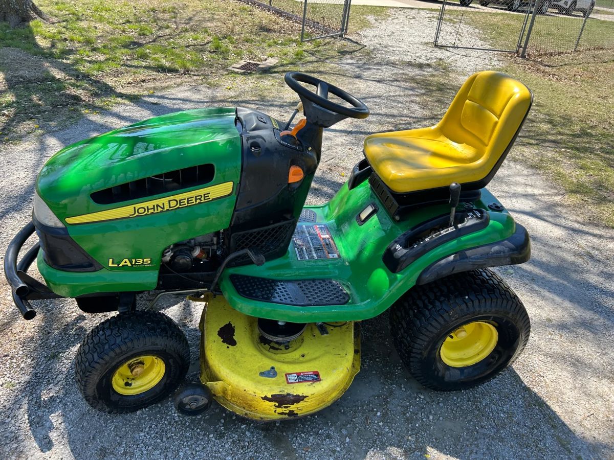 John Deere riding mower, runs and mows! 300 hours