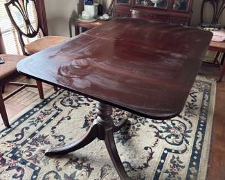 Vintage Drexel mahogany dining table with 6 chairs including a King’s chair 