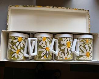 4 Vintage thermo serv daisy design plastic coffee mugs in original packaging. New and unused 