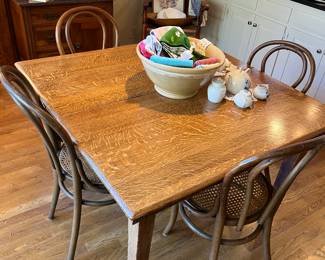 Pub table with two leaves