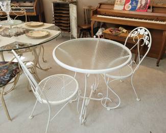 Small table & 2 chairs