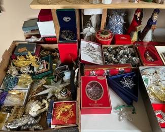 Loads of nice newer Xmas ornaments - Swarovski, Waterford