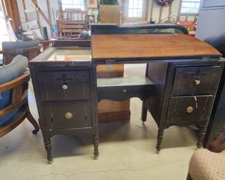 Mirrored vanity in great condition.