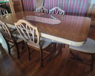 Beautiful dining set with 6 chairs and extra leaves.