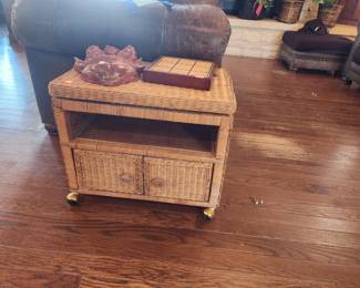 Swivel tv stand