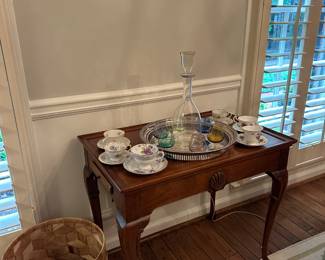 Hickory Chair Queen Anne style tea table - both ends with slides
