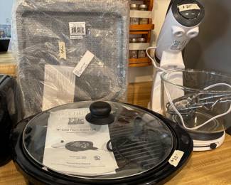 Assorted kitchen appliances