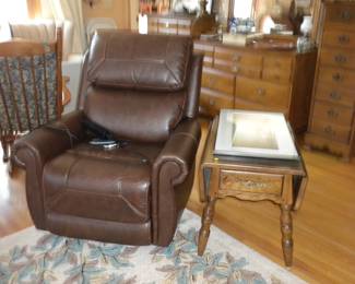 Lazy Boy leather lift chair. Like new