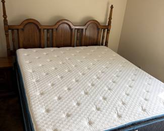 PRESALE : California King bed (EXCELLENT condition! Looks new!!) $180 for full set up