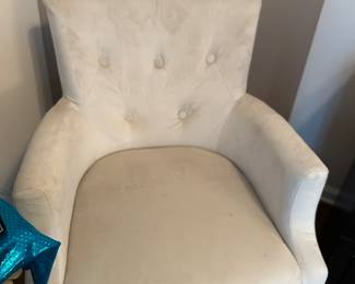 WHITE LEATHER CHAIR