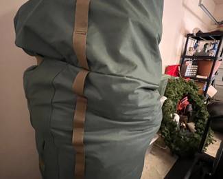 CHRISTMAS TREE HAS 600 LIGHTS AND 8 LIGHTING FUNCTIONS!