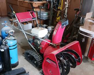 Another picture of the Honda snow thrower gasoline powered