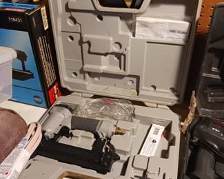 Pneumatic nail gun