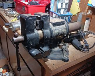 Large adjustable bench vise