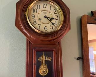 Regulator clock with key wind