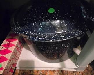 ENAMELWARE STOCKPOT RM RIGHT UPPER