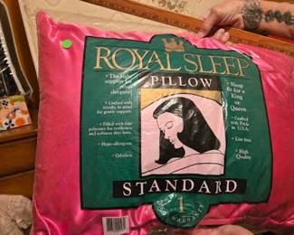 ROYAL SLEEP PILLOW2 RM LEFT UPPER