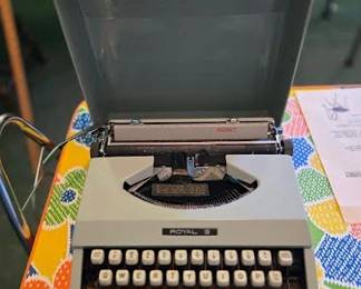 ROYAL TYPERWRITER LIV RM
