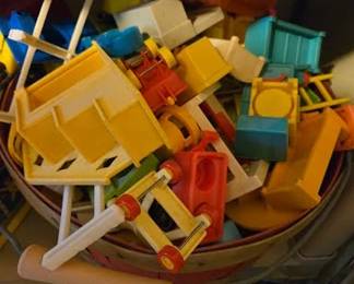 FP LITTLE PEOPLE LOOSE PARTS LOWER CLOSET