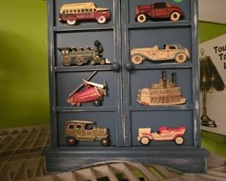 COLLECTIBLE MINI CAR DISPLAY GARAGE