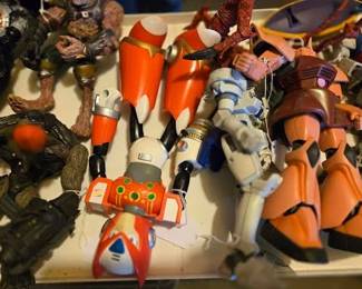 ACTION FIGURES2 GARAGE