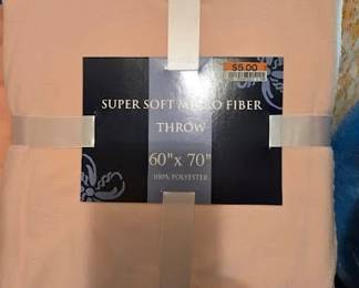 SUPER SOFT MICROFIBER THROW 60X70 RM LEFT UPPER
