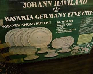 HAVILAND FOREVER SPRING DINNERWARE SET 2 RM MID UPPER