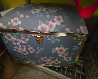 KEEPSAKE UPHOLSTER CHEST RM MID