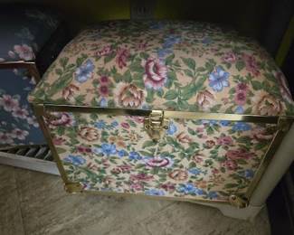 KEEPSAKE UPHOLSTERED CHEST2 RM MID