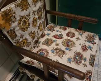 VTG CHILD CHAIR BATHROOM