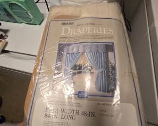 LONG DRAPES UTILITY RM