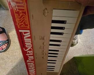 YAMAHA KEYBOARD LOWER CLOSET
