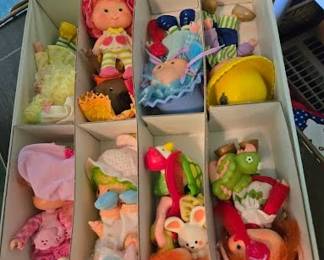 STRAWBERRY SHORTCAKE 8 DOLLS IN MANUF CASE GARAGE