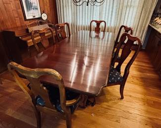 Dining table with 2 leaves, 4 side chairs, 2 arm chairs and table pads