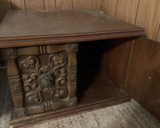 Heavy mission style end table. Very solid, beautiful knobs
