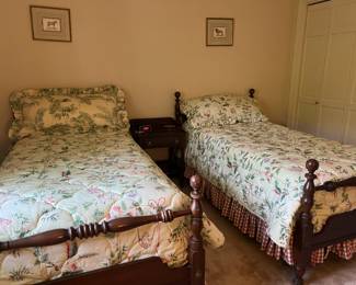 Pretty custom bedcoverings....those lovely flowers !!!