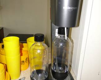 Soda stream. Turns, plain everyday water in fresh sparkling bubbly water